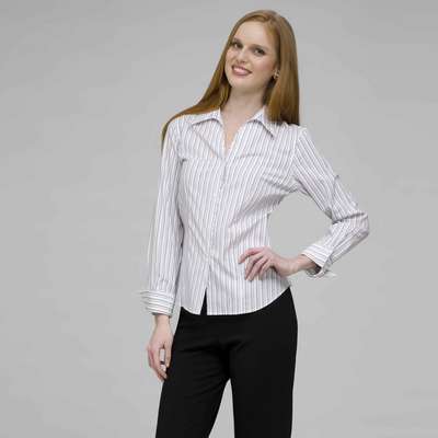 Elegante camicia sciancrata, a righe rosse, facile da lavare